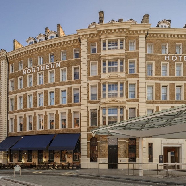 Londra'da Otel Satın Aldı