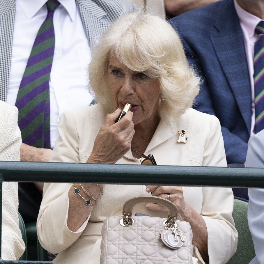 Kraliçe Camilla, 2024 Wimbledon Tenis Turnuvası Tribünlerinde Rujunu Tazeliyor