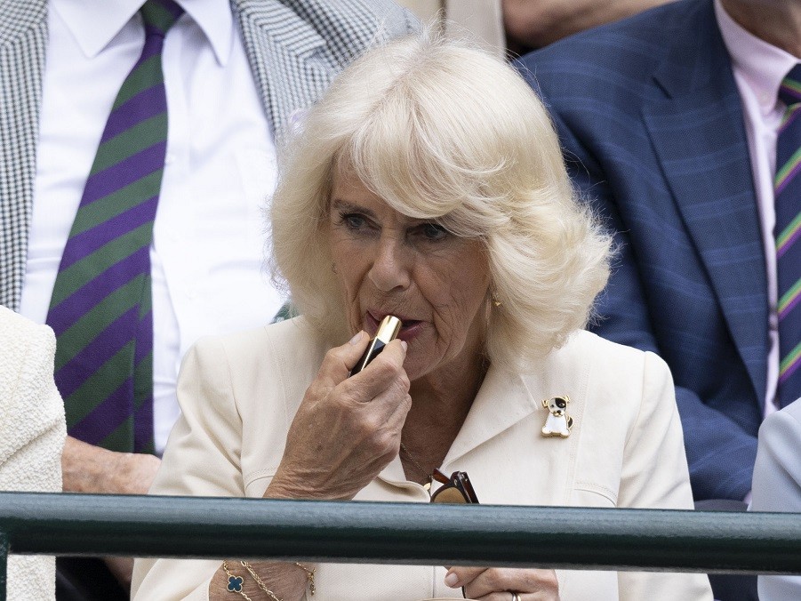Kraliçe Camilla, 2024 Wimbledon Tenis Turnuvası Tribünlerinde Rujunu Tazeliyor