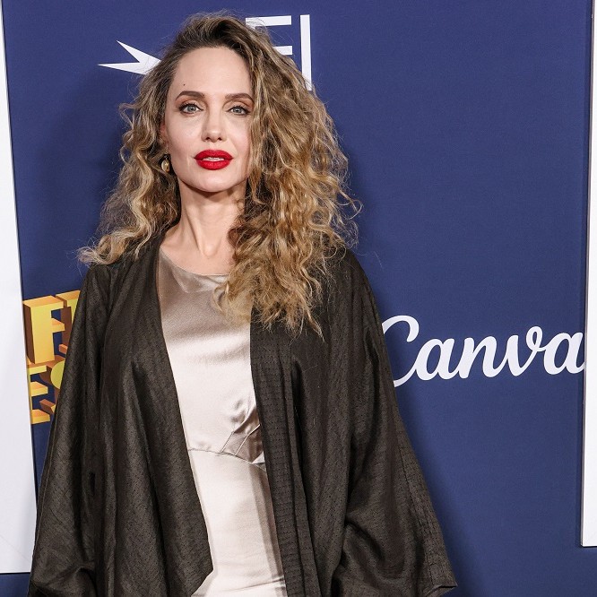 Kıvırcık Saçlarıyla Angelina Jolie