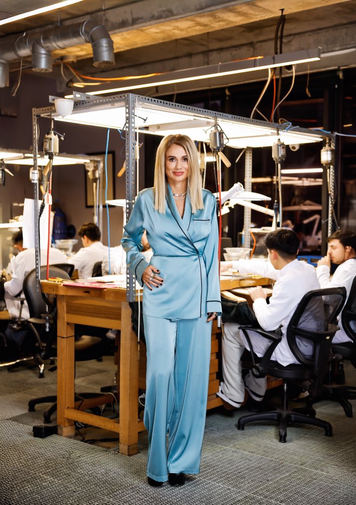 “Olayları değerlendirmem, yaşayış şeklim, algılarım zamanla çok olgunlaştı. Bunu fark ediyorum ve hoşuma gidiyor. Deneyimlerim bana çok şey kattı. Bu konuda kendimi şanslı hissediyorum.”