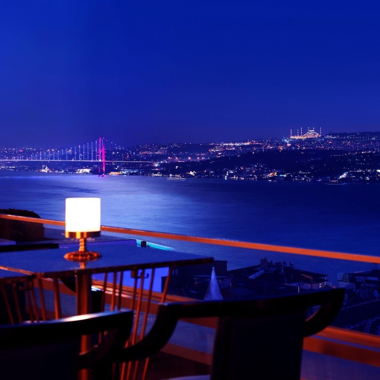 2025’i Izaka Terrace’ın Lezzet Dolu Menüsü ve Büyüleyici Manzarası Eşliğinde Karşılayın