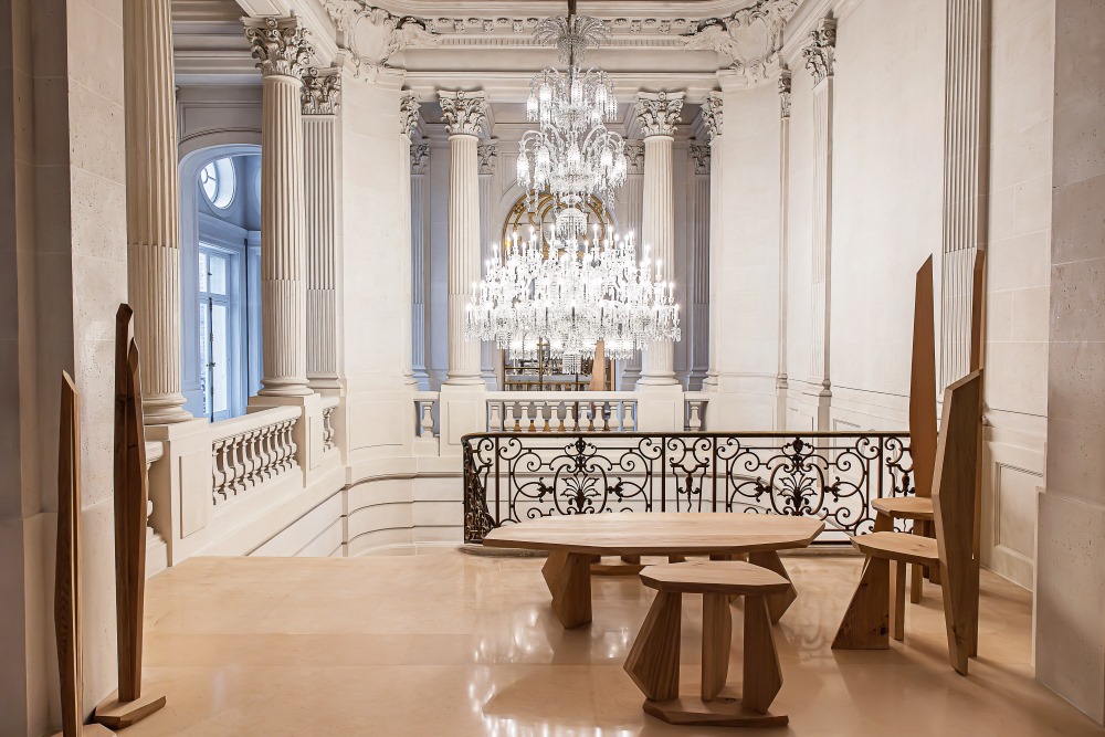 Burası sadece bir mekân değil; zarafetin, sanatın ve  yaşam sevincinin buluştuğu bir deneyim alanı. Gelenekle  yeniliği harmanlayan bu özel evren, konuklarını  keşfetmeye ve anın tadını çıkarmaya davet ediyor.