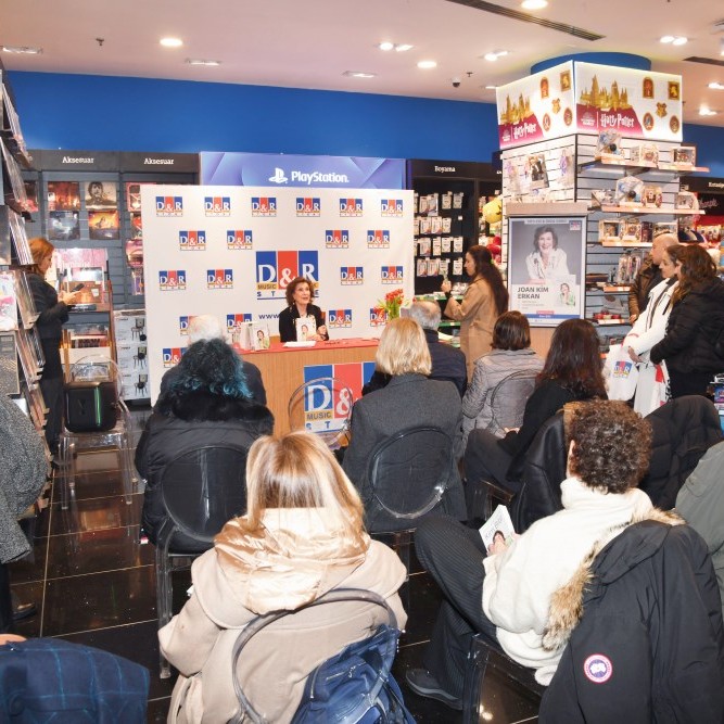 İkinci Kitabını D&R'da Tanıttı