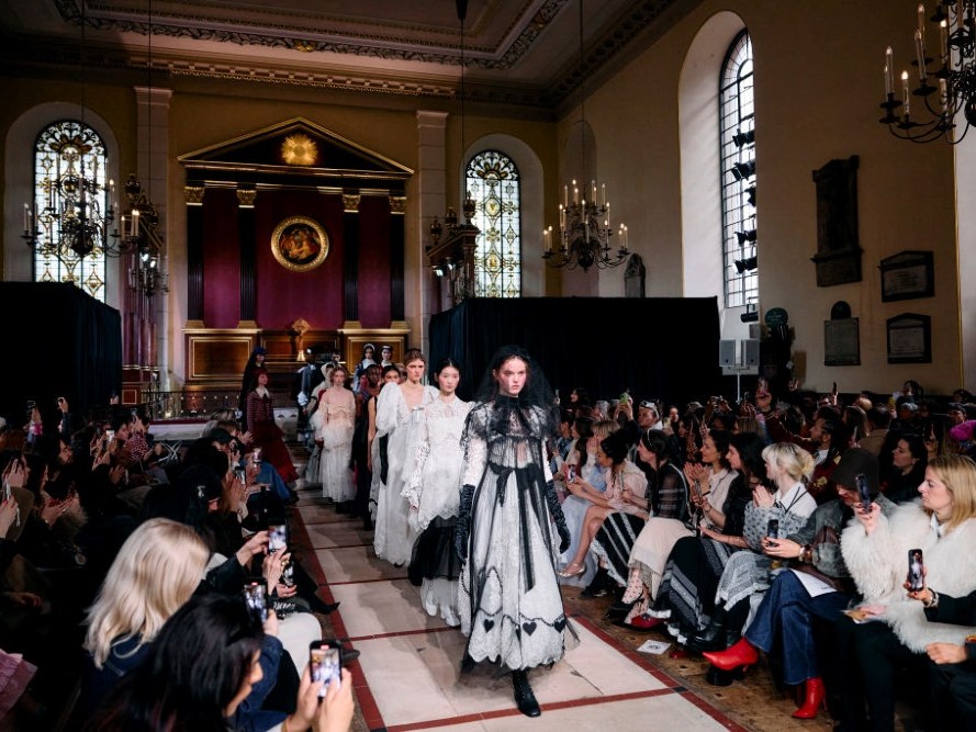 Londra Moda Haftası Başladı: 2025 Sonbahar/Kış Koleksiyonları Podyumda!