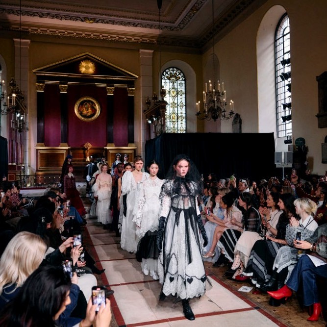 Londra Moda Haftası Başladı: 2025 Sonbahar/Kış Koleksiyonları Podyumda!