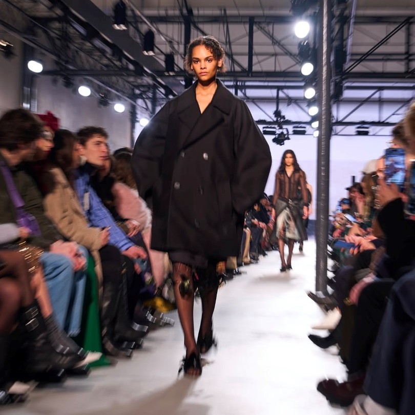 Milano Moda Haftası 2025: İtalyan Zarafeti ve Işıltısı Podyumda Buluşuyor