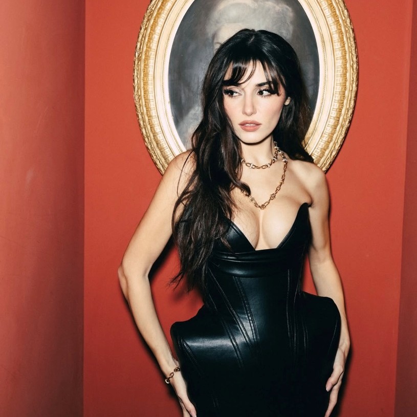 Hande Erçel, Paris Moda Haftası'nda Göz Kamaştırdı