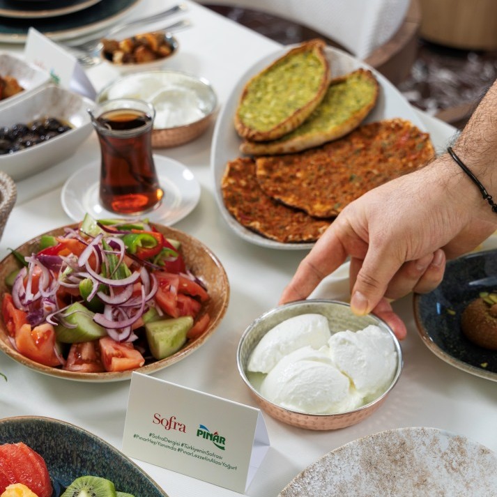 İstanbul’un Tarihi Atmosferinde Lezzet Dolu Bir İftar Yemeği