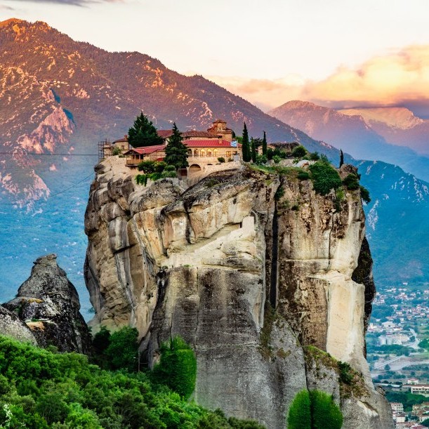 Kayaların Zirvesindeki Mistik Tarih: Meteora