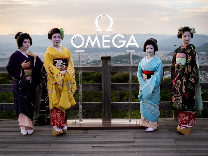 Kyoto’da Zarafet Dolu Bir Gece: OMEGA, Aqua Terra 30 mm Koleksiyonunu Tanıttı