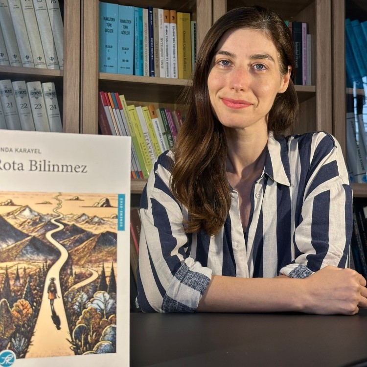 Funda Karayel'in Havalimanlarını İçsel Yolculuklara Dönüştüren Yeni Kitabı "Rota Bilinmez" Raflarda