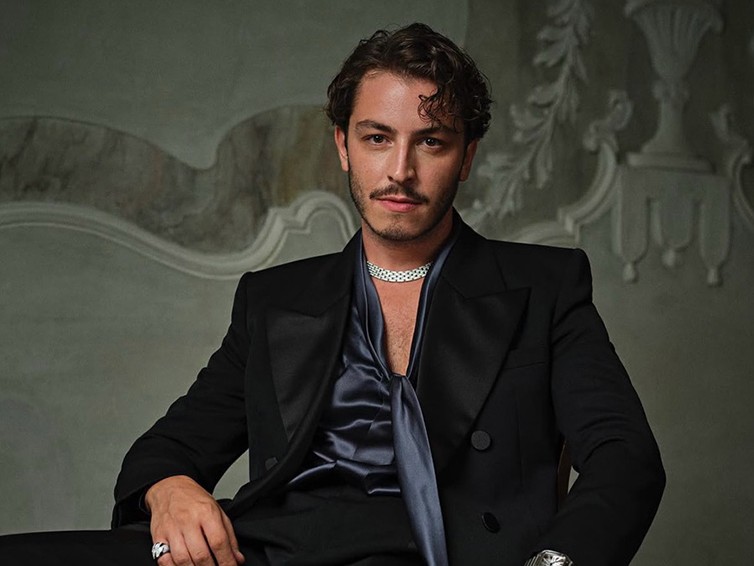 Boran Kuzum, Dan Levy’nin Yeni Dizisiyle Dünya Sahnesinde