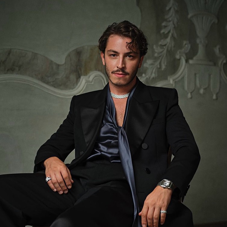 Boran Kuzum, Dan Levy’nin Yeni Dizisiyle Dünya Sahnesinde