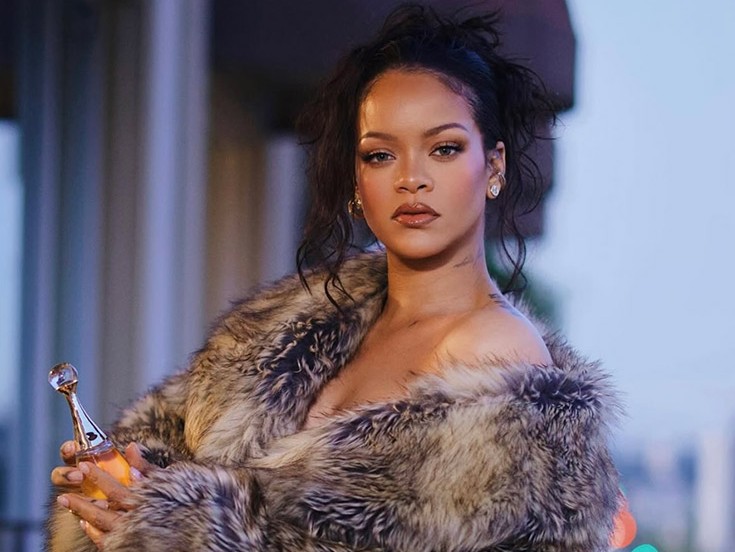 Rihanna’dan Sofistike Bir Görünüm