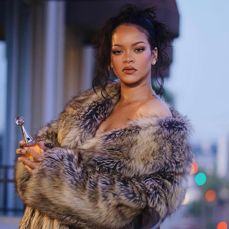 Rihanna’dan Sofistike Bir Görünüm