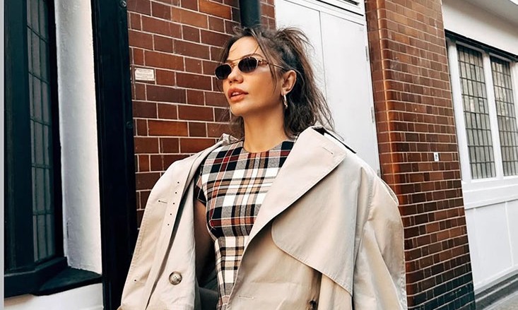 Demet Özdemir Londra Sokaklarında Tarzıyla Dikkat Çekti