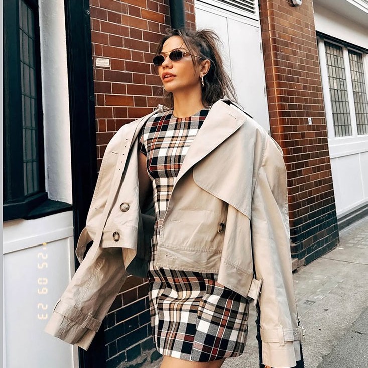 Demet Özdemir Londra Sokaklarında Tarzıyla Dikkat Çekti