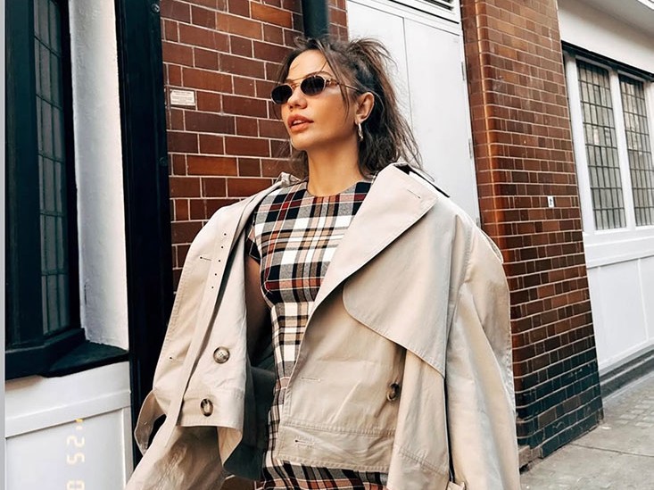 Demet Özdemir Londra Sokaklarında Tarzıyla Dikkat Çekti