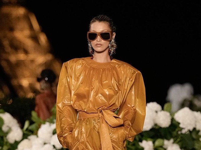 Bella Hadid, Paris Moda Haftası’nda Podyuma Çıktı