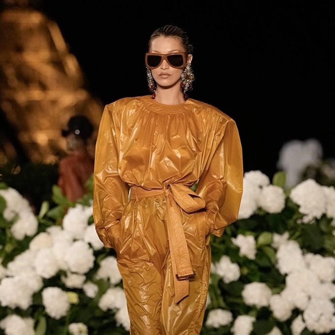 Bella Hadid, Paris Moda Haftası’nda Podyuma Çıktı