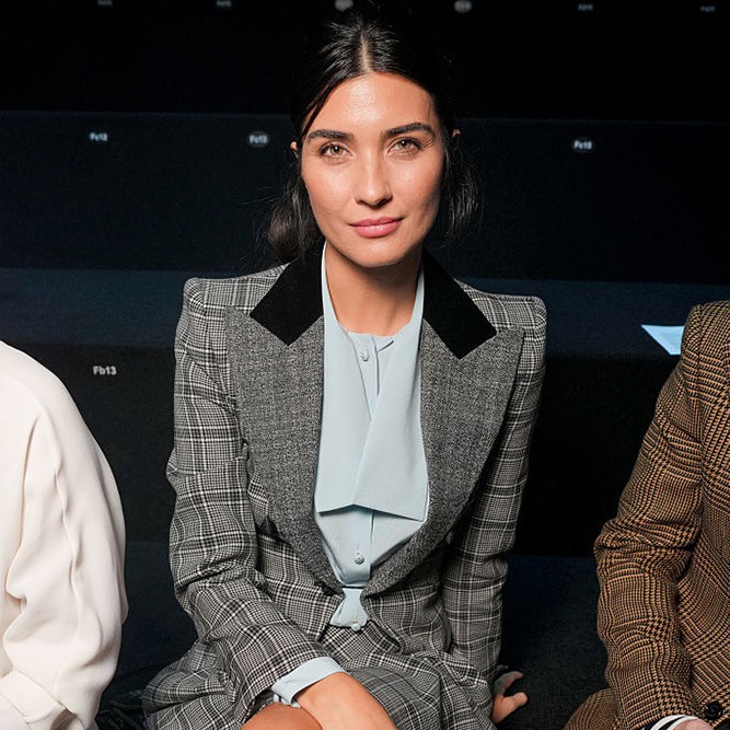 Tuba Büyüküstün, Paris Moda Haftası’nda sofistike tarzıyla öne çıktı