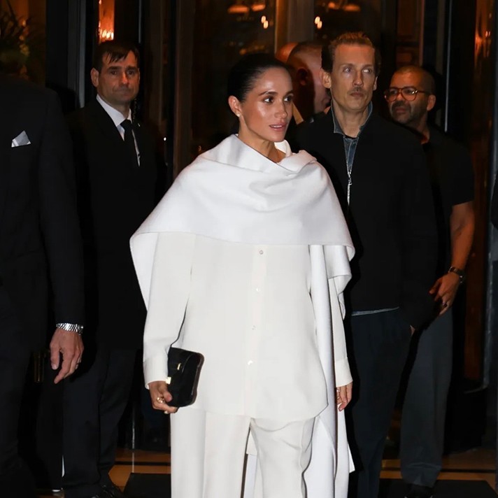 Meghan Markle, Paris Moda Haftası’nda zarafetiyle göz kamaştırdı