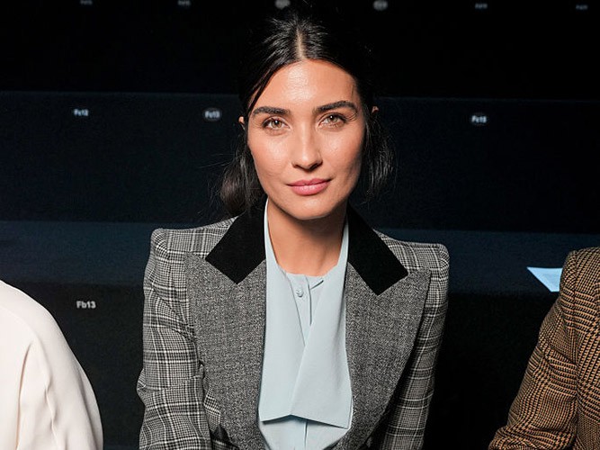 Tuba Büyüküstün, Paris Moda Haftası’nda sofistike tarzıyla öne çıktı
