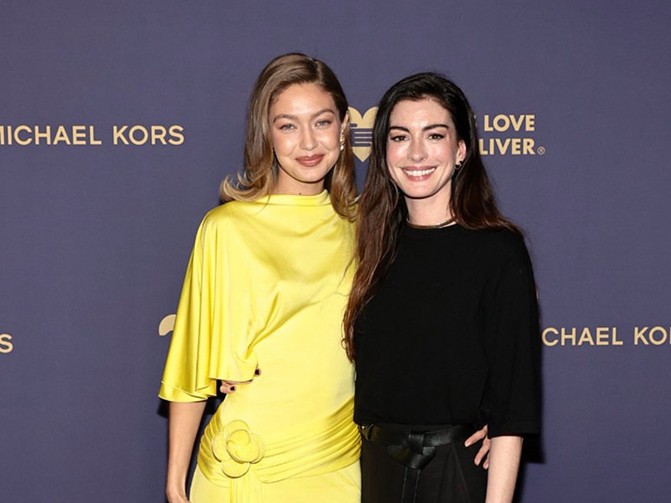Anne Hathaway ve Gigi Hadid Golden Heart Awards Kırmızı Halısında Parladı