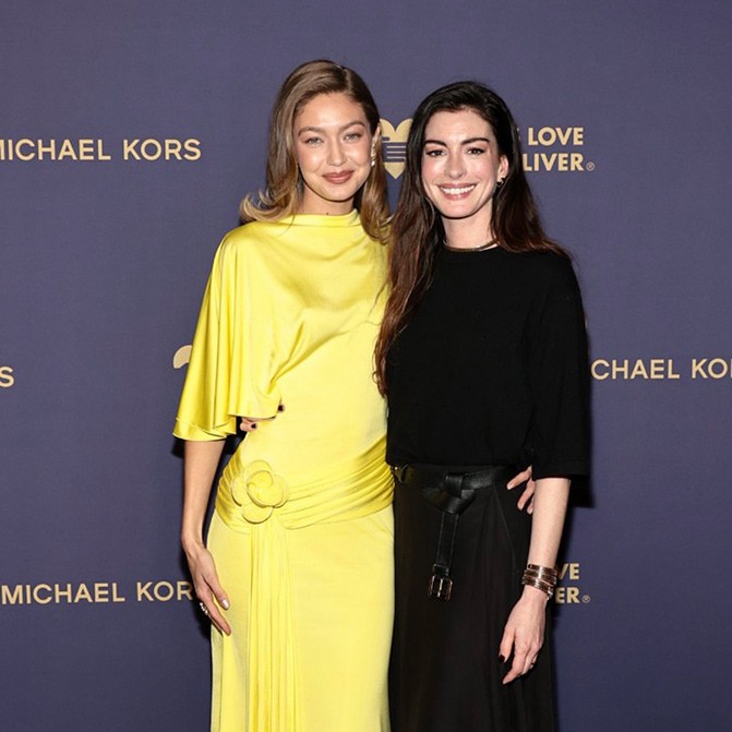 Anne Hathaway ve Gigi Hadid Golden Heart Awards Kırmızı Halısında Parladı