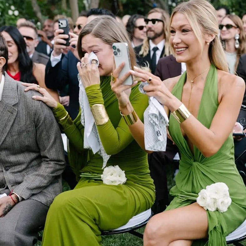 Gigi ve Bella Hadid, Kardeşlerinin Düğününde Nedime Şıklığıyla Göz Kamaştırdı