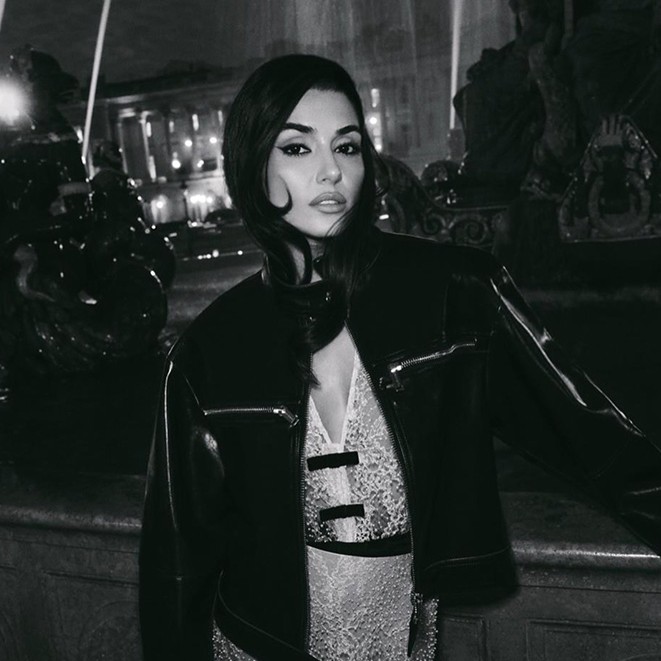 Hande Erçel’den Paris’te Zarif Bir Duruş