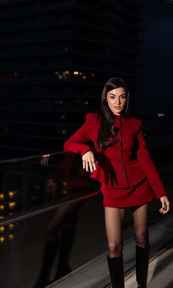 Nocturne, Hande Erçel’le Paris’te Çektiği Yeni Filmini Tanıttı