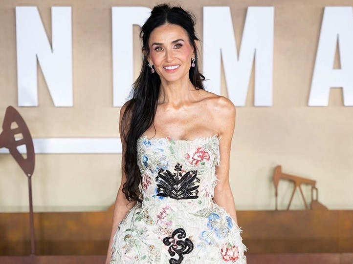 Demi Moore, Landman Dizisinin 2. Sezon Galasında Londra’da Sahne Aldı