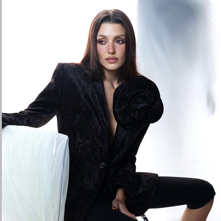 Hande Erçel’den Sade ve Zamansız Bir Stil