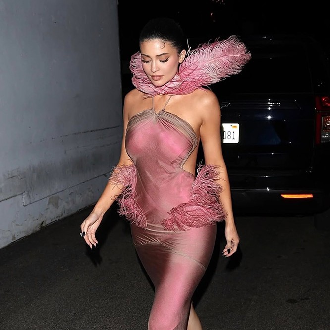 Kylie Jenner’dan Yılbaşı Partisine Pembe Dokunuş