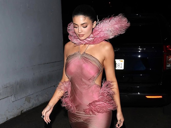Kylie Jenner’dan Yılbaşı Partisine Pembe Dokunuş