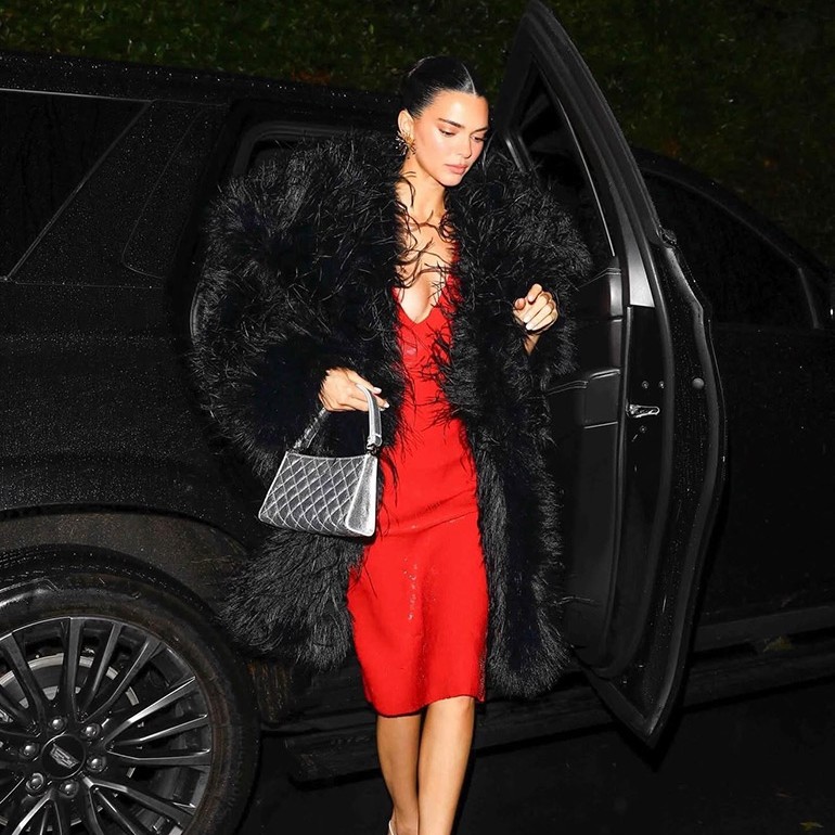 Kendall Jenner’dan Noel Davetinde Gece Şıklığı