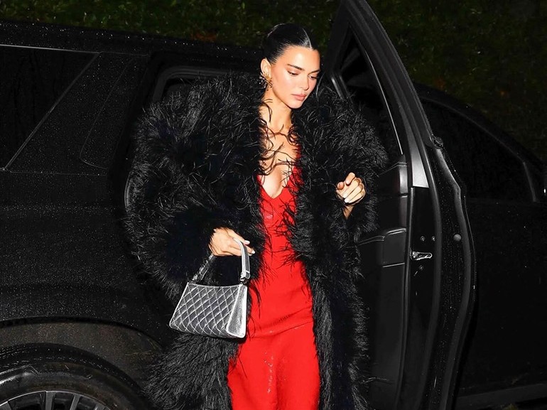 Kendall Jenner’dan Noel Davetinde Gece Şıklığı