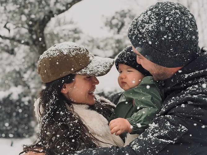 Pınar Deniz ve Kaan Yıldırım’dan Kıştan Sıcak Bir Aile Karesi