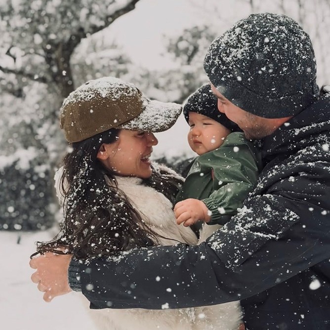 Pınar Deniz ve Kaan Yıldırım’dan Kıştan Sıcak Bir Aile Karesi