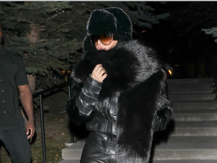 Kim Kardashian Aspen’da Kürk ve Deri Ağırlıklı Gece Stiliyle Görüntülendi