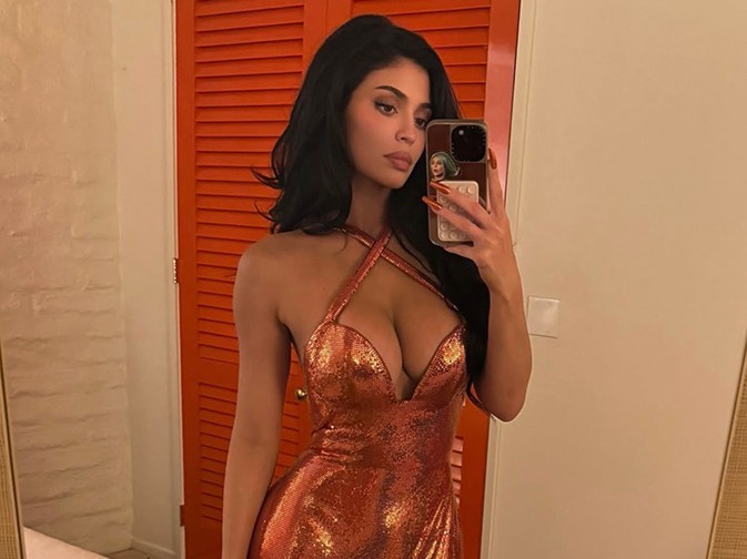 Kylie Jenner’dan Palm Springs Gecesinde Dikkat Çeken Stil