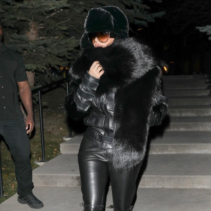 Kim Kardashian Aspen’da Kürk ve Deri Ağırlıklı Gece Stiliyle Görüntülendi