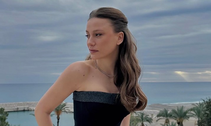 Serenay Sarıkaya Zamansız Stiliyle Objektiflere Yansıdı