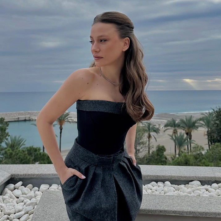 Serenay Sarıkaya Zamansız Stiliyle Objektiflere Yansıdı