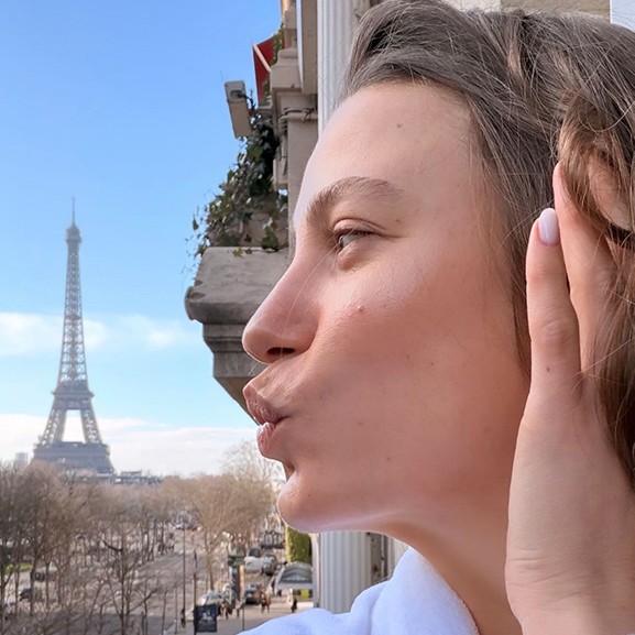 Serenay Sarıkaya’dan Paris’te Eyfel Manzaralı Zarif Kare