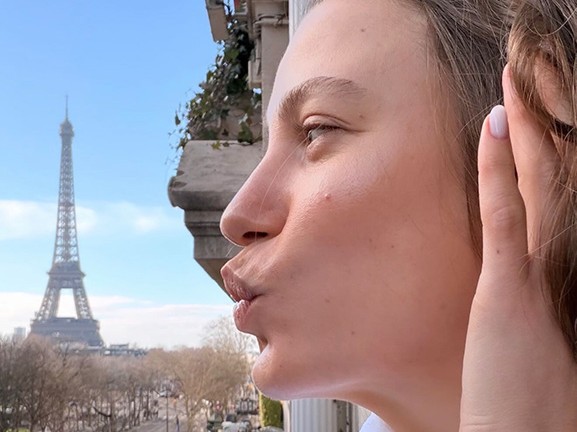 Serenay Sarıkaya’dan Paris’te Eyfel Manzaralı Zarif Kare