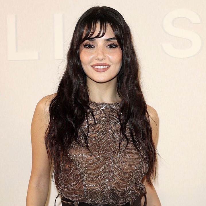 Hande Erçel, Paris Moda Haftası’nda Stiliyle Dikkat Çekti