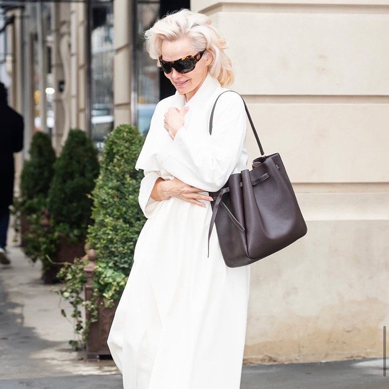 Pamela Anderson’dan New York Sokaklarında Beyaz Dokunuş